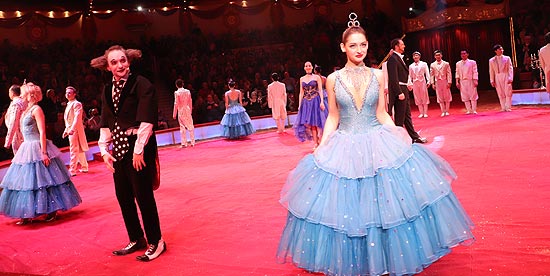 Finale in der Manege - dann geht es auf zum Walzer - Circus Krone 2. Winterspielzeit 2019 (©Foto: Martin Schmitz)